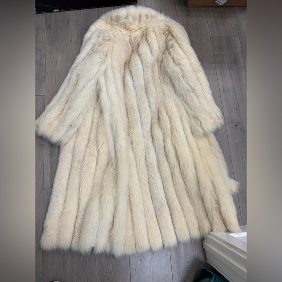 SAGA FOX Elegant White Long Fur Coat - Picture 11 of 12